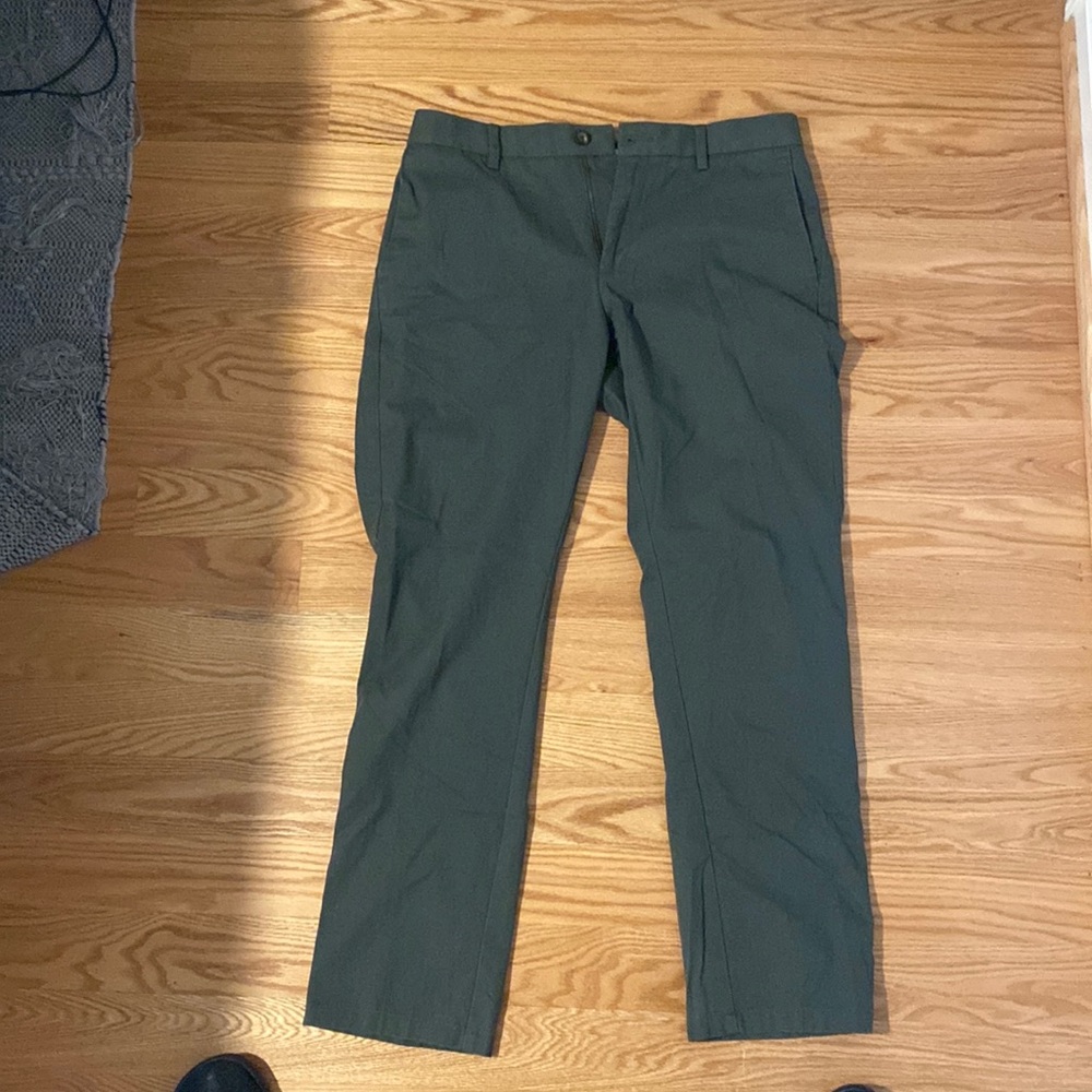 Amazon Essentials Men's Slim-Fit Wrinkle-Resistant Flat-Front Chino olive 31x30